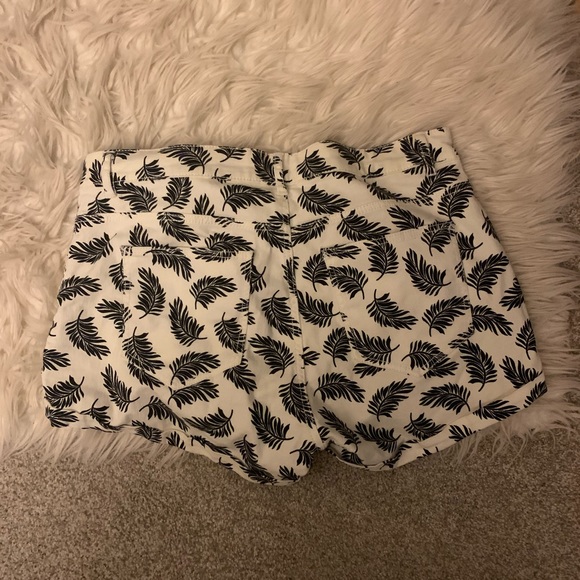 Floral tropical leave shorts - Picture 2 of 4